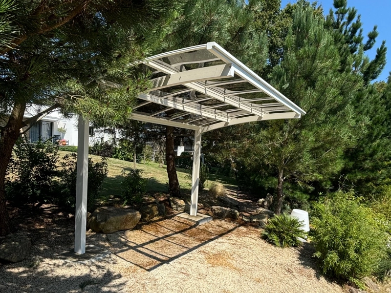 Installation d’un carport Novoferm par la menuiserie Bournigal à Saint-André-des-Eaux